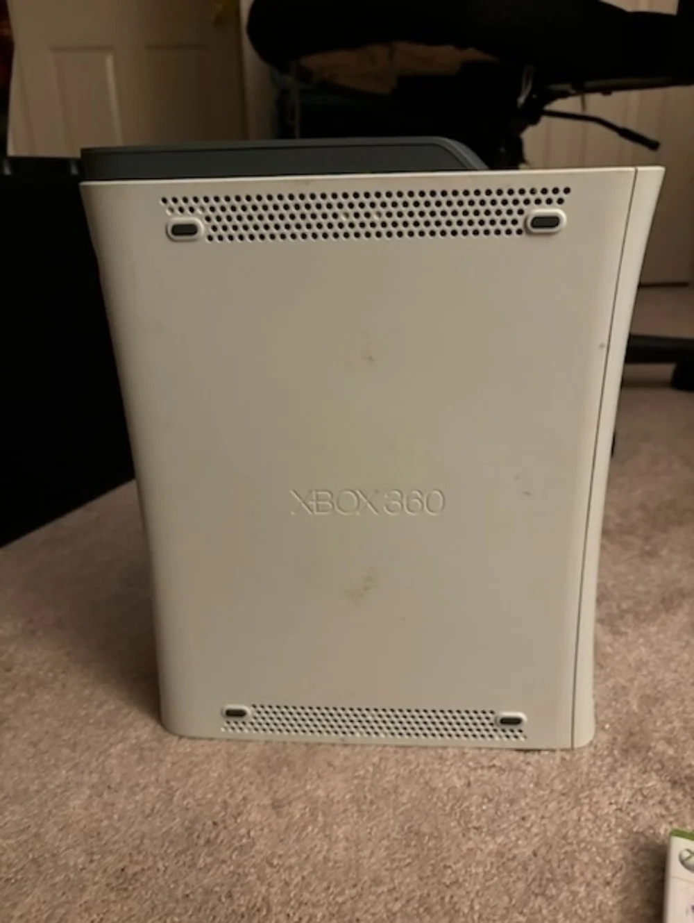 White Xbox 360 Slim Console - Front Facing